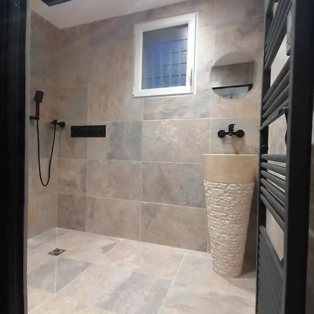 Maison Deco Pop Et Chaleureuse Avec Spa, Sauna